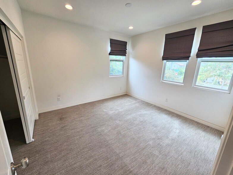 Building Photo - 10537 San Bruno St