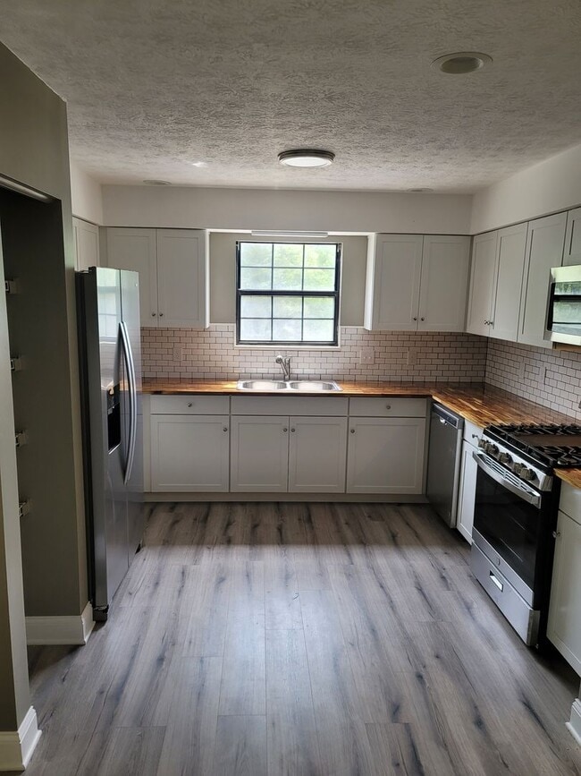 Building Photo - RENOVATED 2 BDRM, 2 BATH UPSTAIRS CONDO.  ...