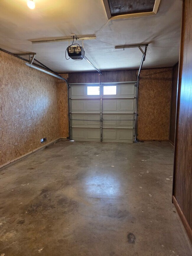 Building Photo - Spacious 4 Bedroom Ranch