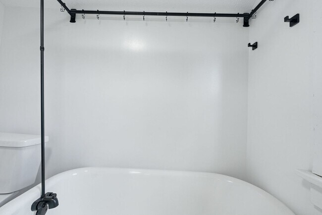 Building Photo - Updated 3BR with Fresh Finishes