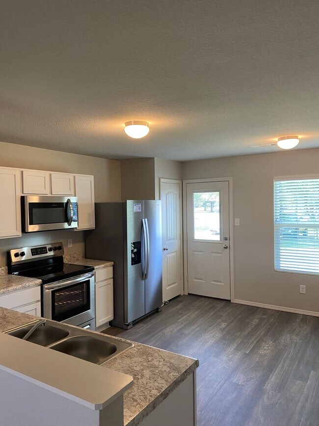 Building Photo - *Pre-leasing* Three Bedroom | Two Bath Home in Conrad Court