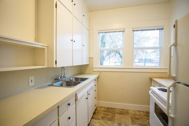 Building Photo - Gorgeous 2-Bedroom Corner Flat in 1911 Fou...