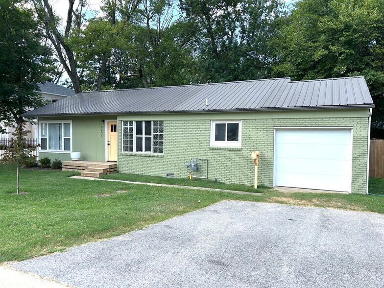 Primary Photo - 1631 N Garland Ave