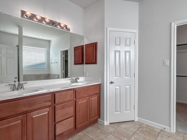 Building Photo - Spacious and Stylish in Schertz!