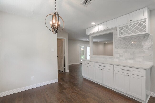 Building Photo - 730 Bison Dr