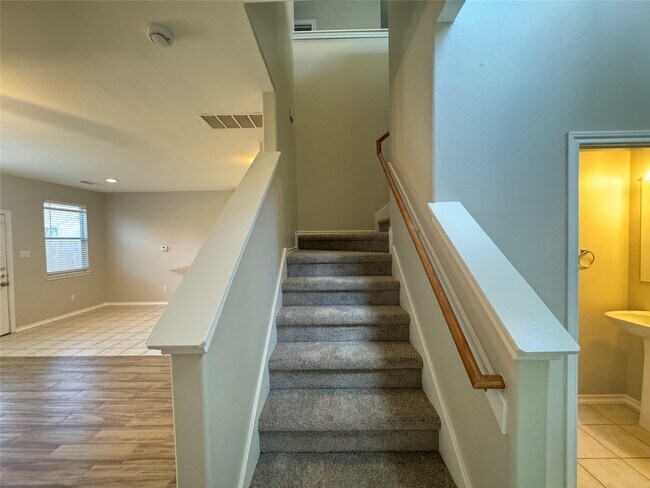 Building Photo - 5711 Vinemont Ln