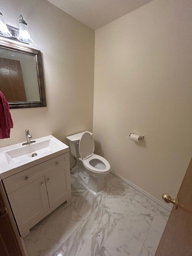 Building Photo - 4 Bed 3 Bath Fully Fenced Kenmore Home