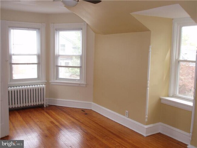 Building Photo - 608 W 20th St