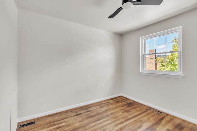 Building Photo - Newly Renovated 2 BR/ 1.5 BA Condo off Eas...