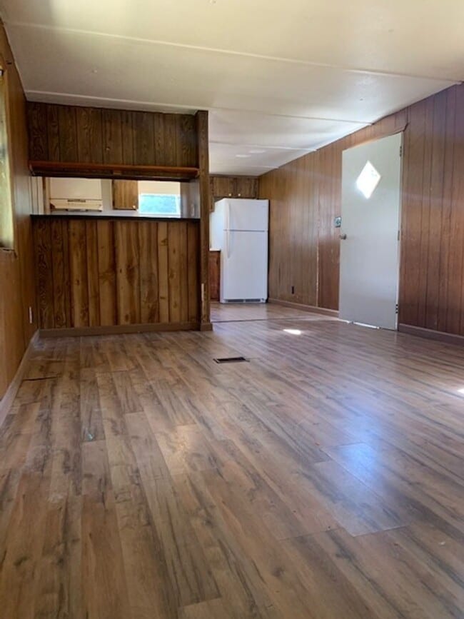 Building Photo - Affordable 2 bedroom, $775 a month. Call 803-537-0185 NO PETS