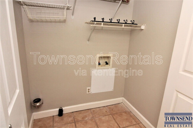 Building Photo - 718 Dandridge Dr
