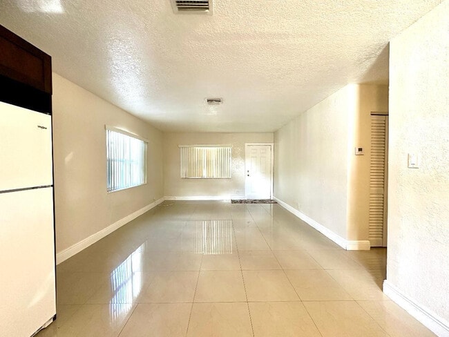 Building Photo - 525 NW 15th Terrace