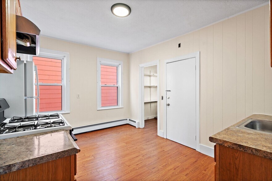 Building Photo - 37 Calvin St