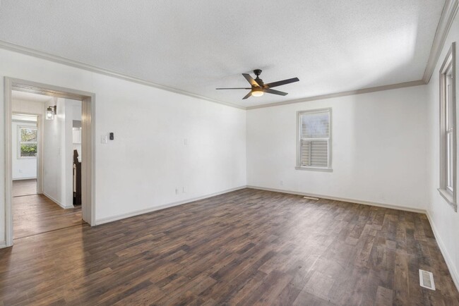 Building Photo - REMODELED 3 Bed | 1 bath | FENCED IN YARD ...