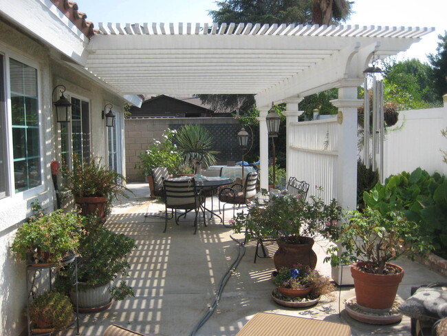 Building Photo - Beautiful Home on Quiet Street