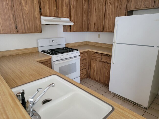 Building Photo - 1 BED/ 1 BATH CONDO