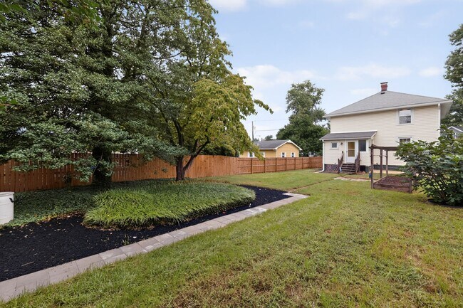 Building Photo - 907 Grandin Ave