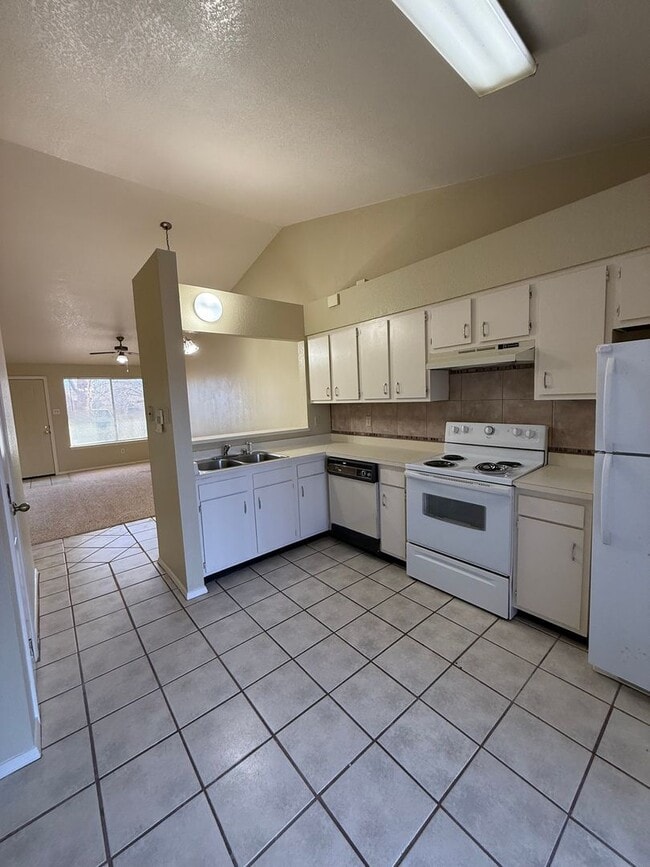 Building Photo - 2 Bedroom, 1 Bath Unit Available Now!