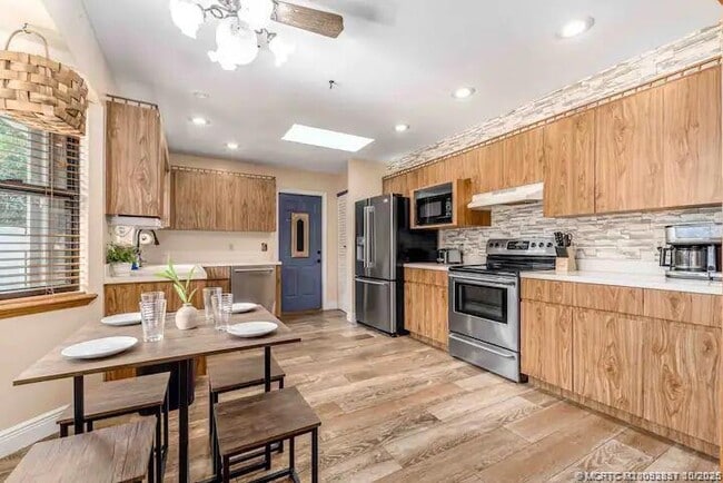 Building Photo - 2550 SE Calais St