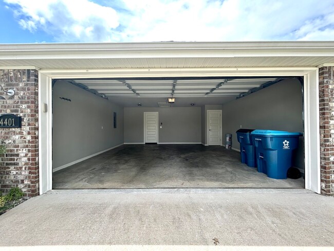 Building Photo - Gorgeous Home with Vaulted Ceilings and La...