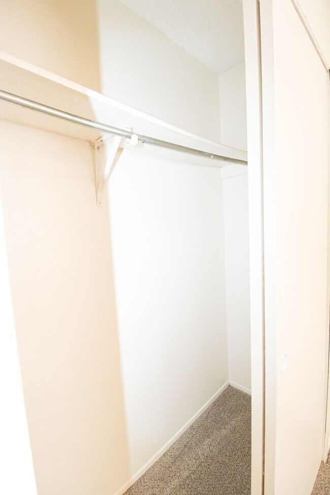 Building Photo - 1327 Julienne Pl