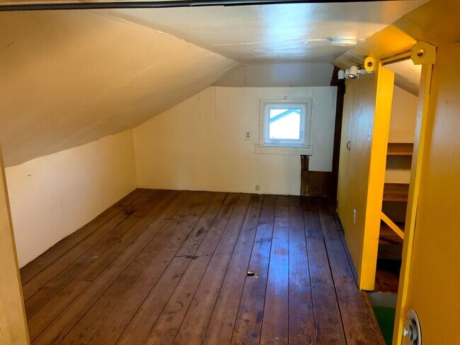 Building Photo - 4 Bedroom, 1.5 Bath House