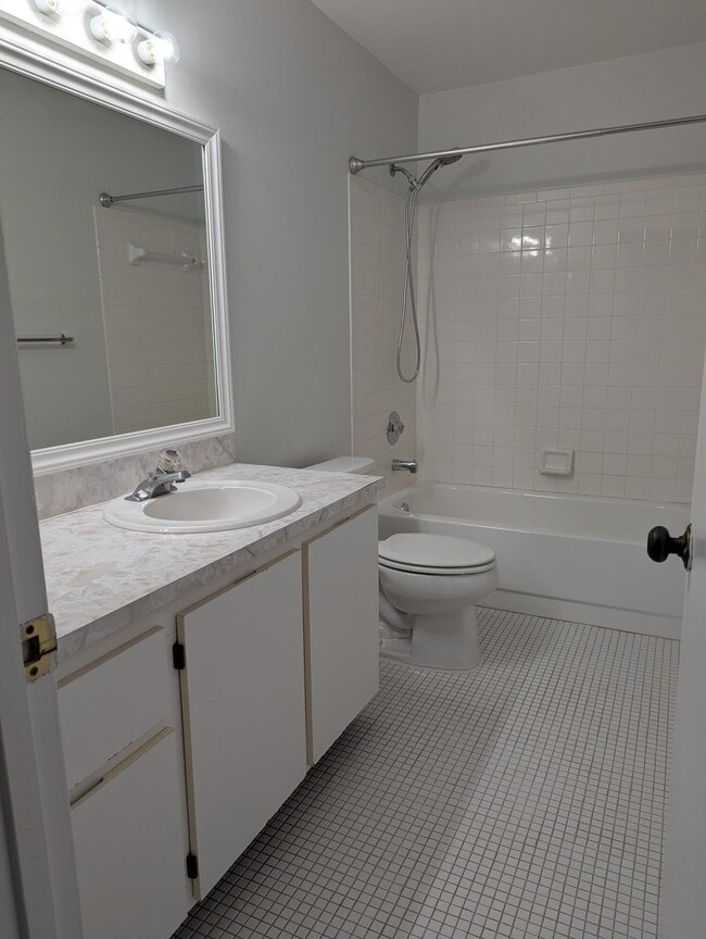 Building Photo - 104 Moccasin Trail S
