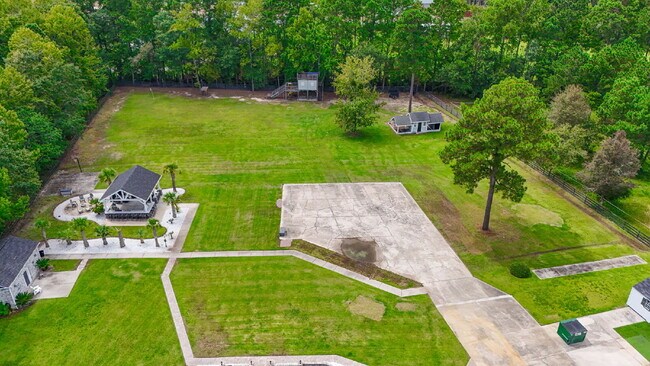 Building Photo - Peaceful and Luxury Living on 3+ Acres