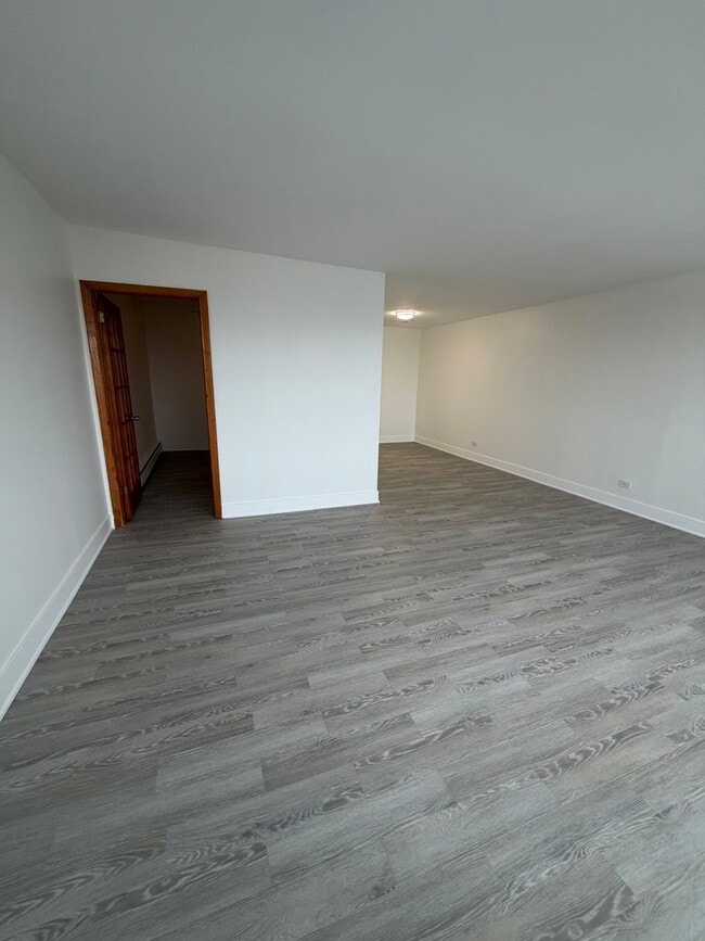 Building Photo - 7200 N Claremont Ave