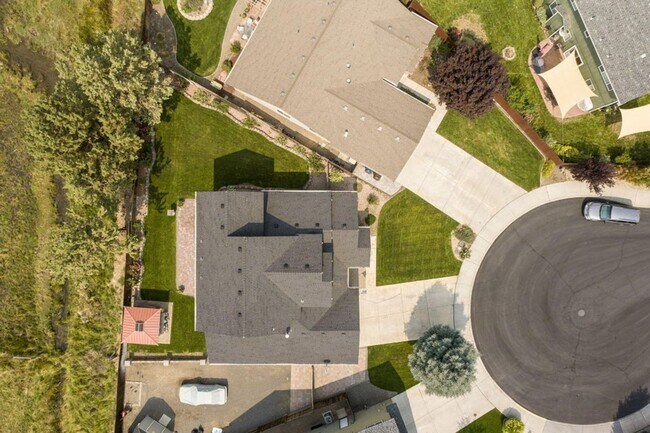 Building Photo - Gorgeous home at end of cul-de-sac with RV parking and views