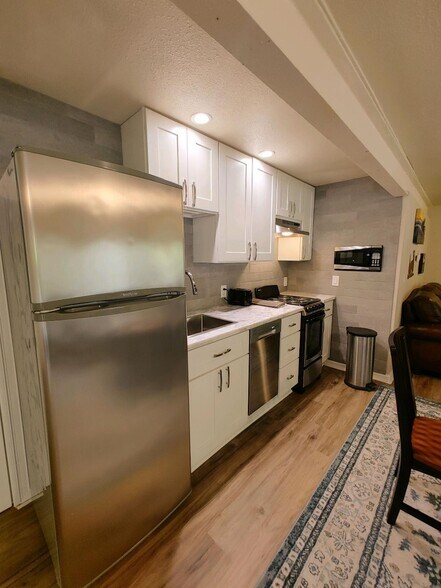 efficiency kitchen - 1226 Bayview Ave