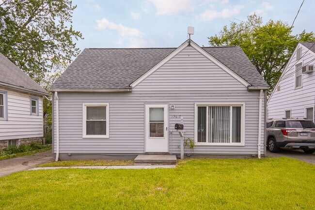 Building Photo - 3 bedroom/1 bath Single House!