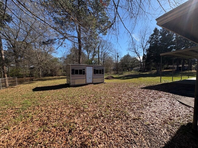 Building Photo - Amazing 4 bedroom/ 2bath house on beautiful lot!