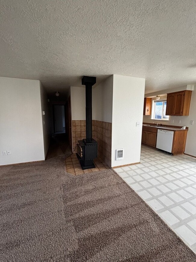 Building Photo - Bring the Dog! 3 bed 2 bath home located in Midtown Bend, close to parks, trails, and shopping,