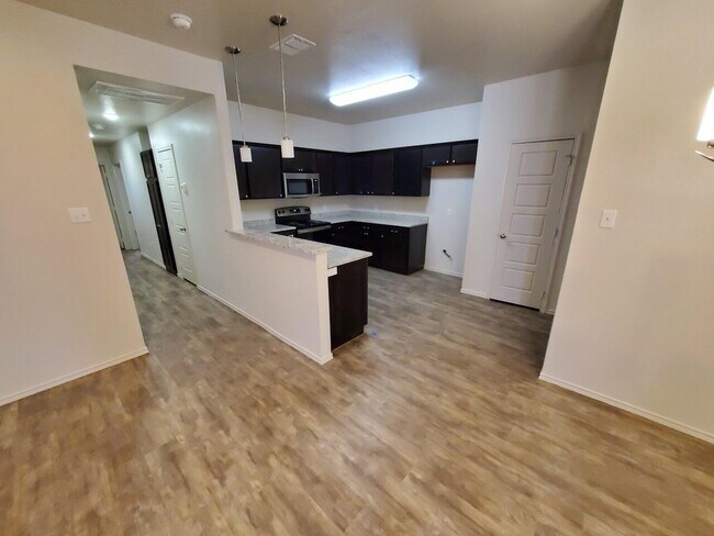 Building Photo - 6, 9 or 12 month Lease! Cooper Schools/ So...