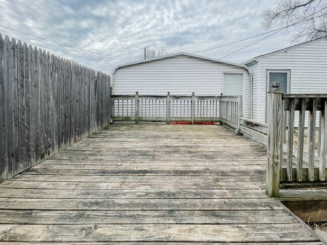 Building Photo - 1317 W Memorial Dr