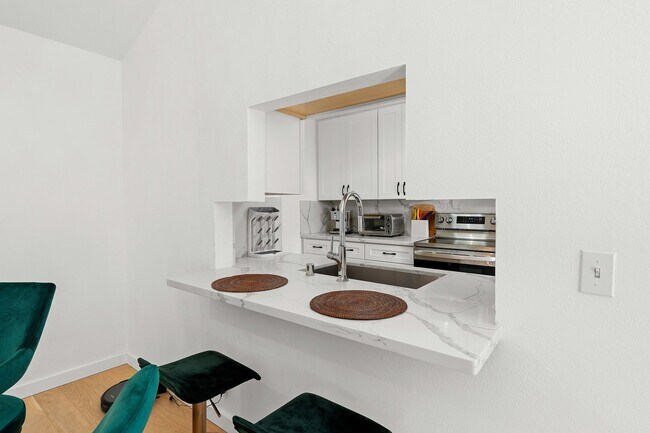 Building Photo - Spacious 2 Bed, 2 Bath Condo Near Downtown...