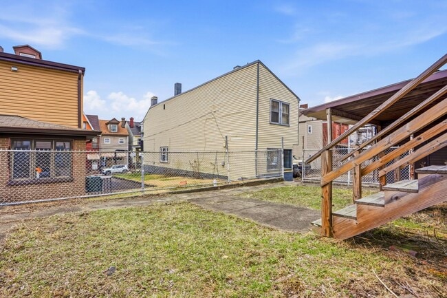 Building Photo - **Private Bloomfield 2BR Retreat – Walk to Liberty Ave, Steps from It All (15224)**