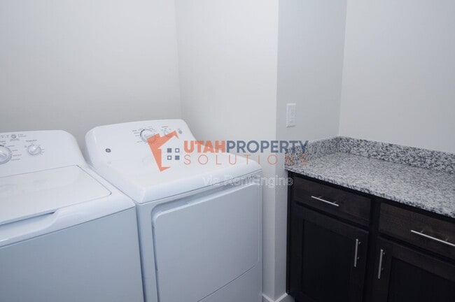 Building Photo - 1058 W 360 S