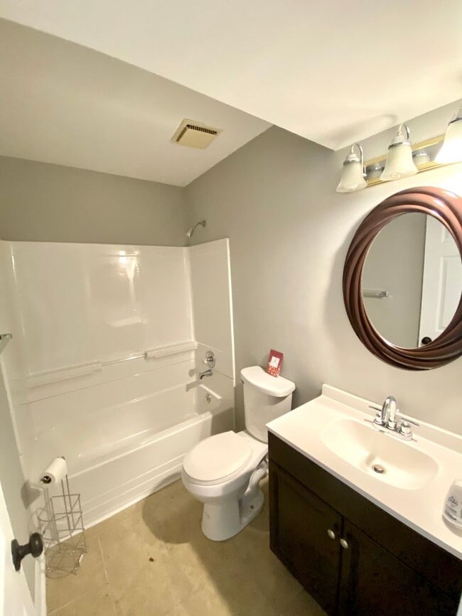 Building Photo - Beautiful condo