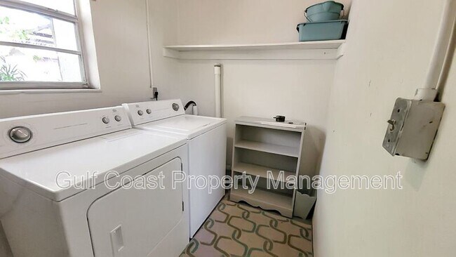 Building Photo - 904 17th Ave W