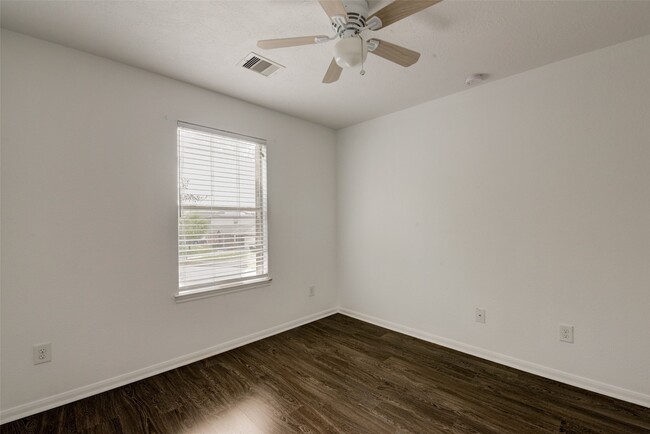 Building Photo - 834 Sweet Flower Dr