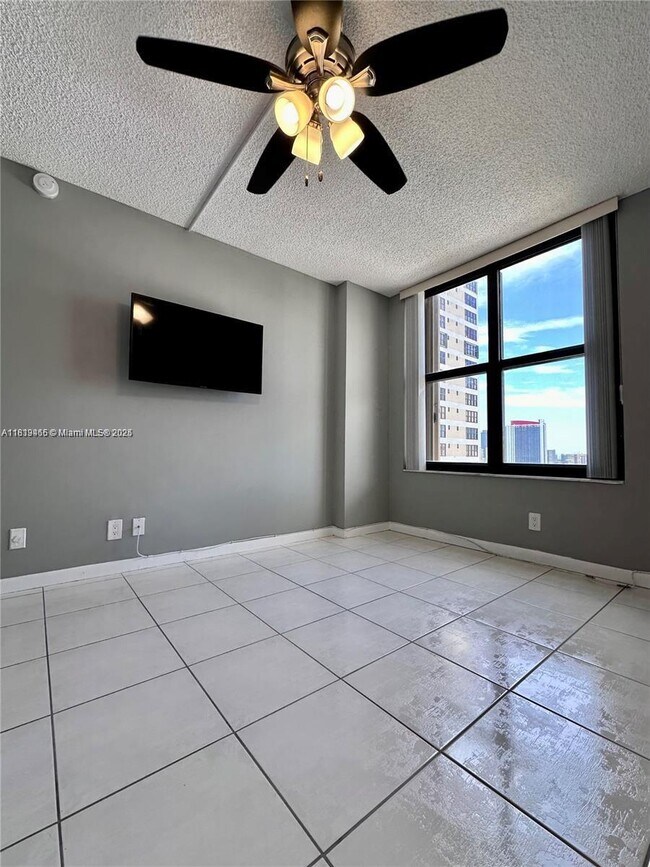 Building Photo - 2500 Parkview Dr