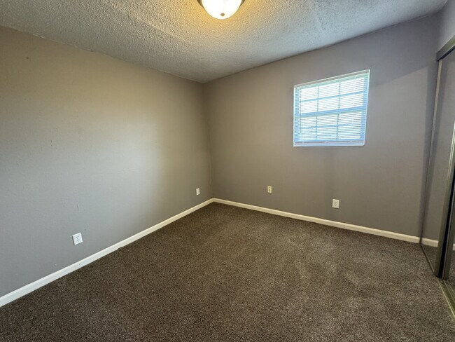 Building Photo - Easy Like Sunday Morning — Comfortable 2 Bed Apartment in Pawnee