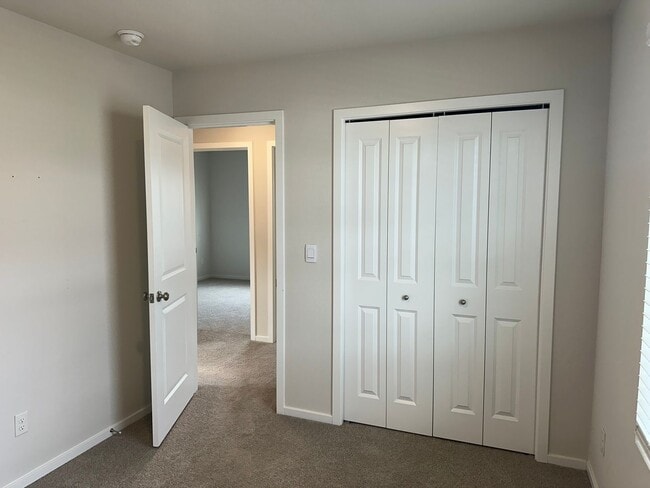 Building Photo - Newer 4 bedroom 2.5 bathroom house!