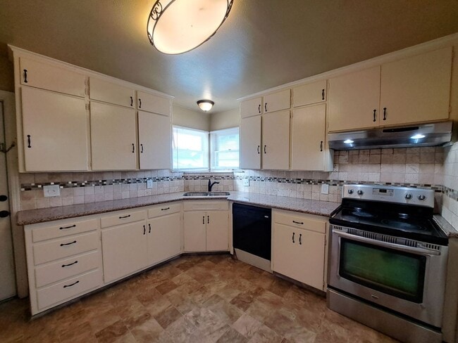 Building Photo - Single-Level 2BR Apartment with Garage in Fresno!