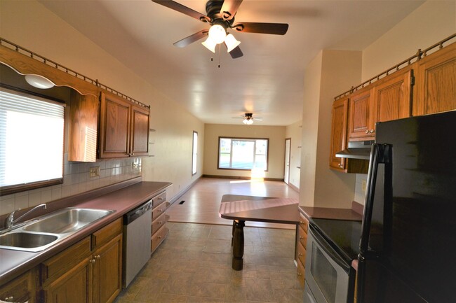 Building Photo - Remodeled 3-bedroom, open floor plan, Newe...
