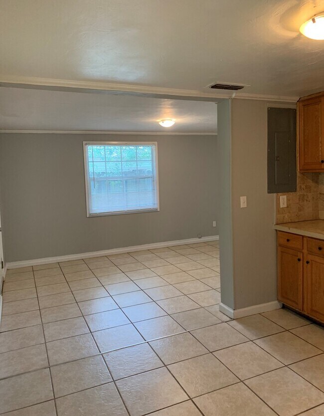 Building Photo - Spacious 3 Bedroom Home Near River City Marketplace