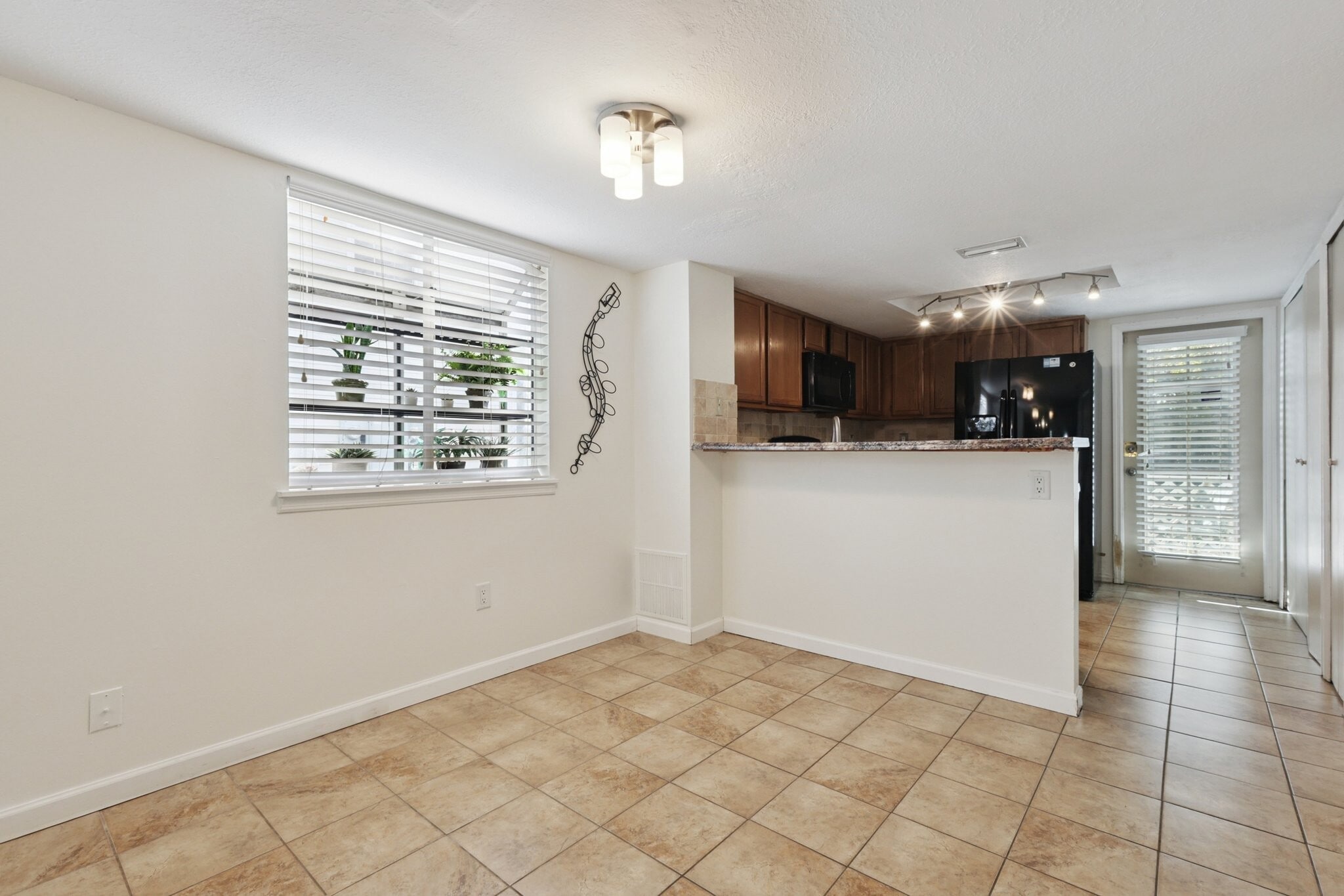 Building Photo - 7618 Colonial Ct