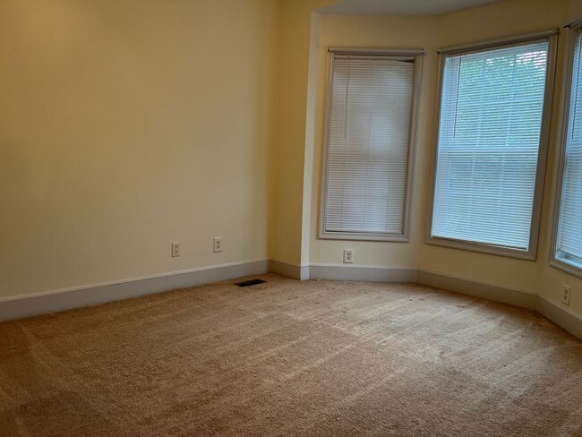 Building Photo - Townhouse Walking Distance to the Beach